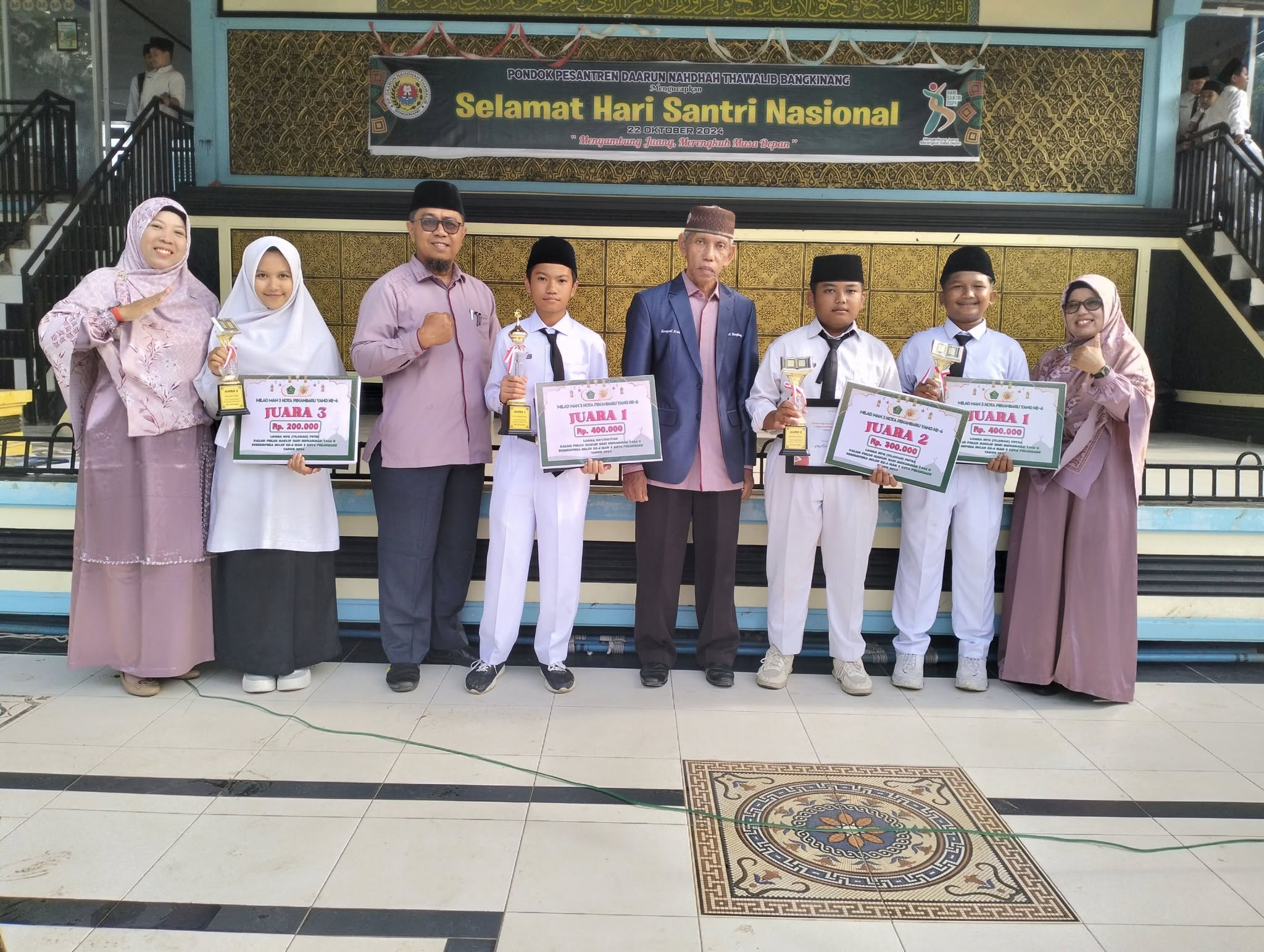 Pimpinan Ponpes Daarun Nahdhah Drs. H. Rusydi Nur menyerahkan Piala kepada santri yang meraih Juara di MAN 3 Pekanbaru